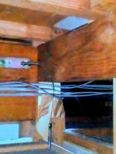 点検口内にワイヤー到着