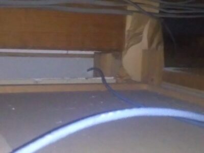 1階リビングから点検口内へ