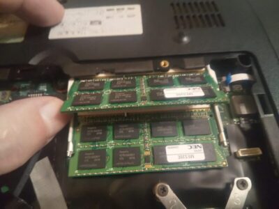 メモリの取り外し