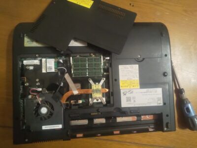 カバーを外してメモリ発見