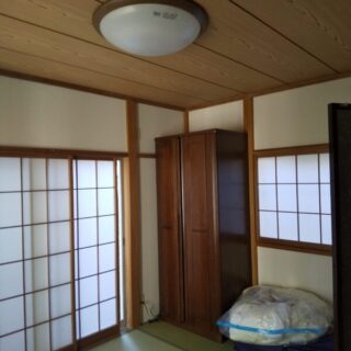 Diyで中古物件のリフォーム 壁紙の張替え 浴槽周りのコーキング打ち直し 庭の整地やガーデニングを行って新築同様にした